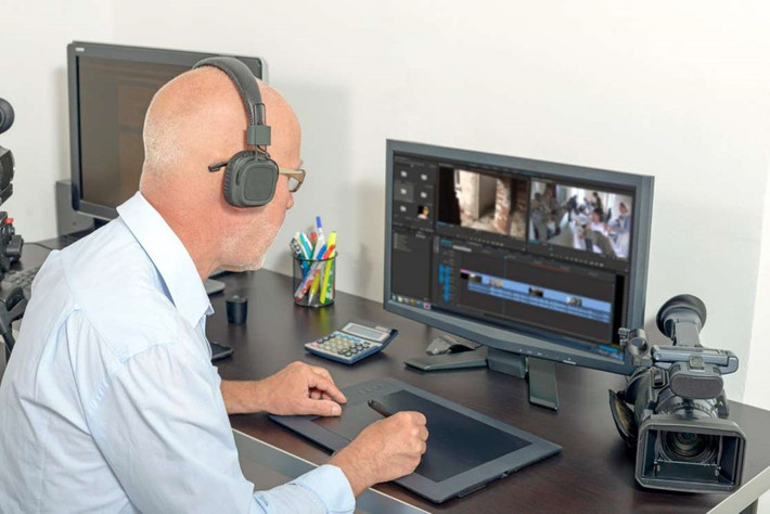 9. Biên tập video Nếu bạn là người thường thích làm những công việc sáng tạo như biến những bộ ảnh, video của bạn bè, người thân thành những thước phim ngắn, hãy cân nhắc việc kiếm thu nhập từ việc này. Nhưng bạn cần phải nâng cao kỹ năng bằng các khoá học chuyên nghiệp, hãy thử các lớp trực tuyến trước khi quyết định học bài bản ở đâu đó.