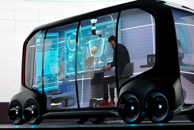 Kế tiếp các sản phẩm về Robot là rất nhiều mẫu ô tô điện ứng dụng nhiều công nghệ mới. Trong ảnh là mẫu ô tô điện có thể lái tự động tới từ Toyota. Chiếc xe được đặt "nghệ danh" là e-Palette.