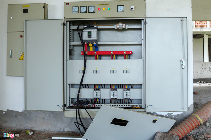 Ông Nguyễn Hồng Thanh, Phó giám đốc Ban Quản lý dự án Đầu tư xây dựng các công trình dân dụng và công nghiệp, cho hay do nguồn vốn trái phiếu Chính phủ chưa chuyển về nên dự án bị "treo". Trong ảnh là hệ thống điện hư hỏng.
