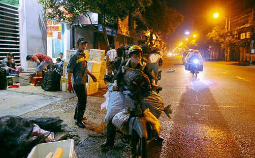 Khoảng hơn 4 giờ sáng chợ cũng bớt nhộn nhịp trở lại, tiểu thương dọn dẹp hàng hóa, vệ sinh khu vực buôn bán. Cua từ đây được chuyển đi giao cho các mối khắp thành phố.
