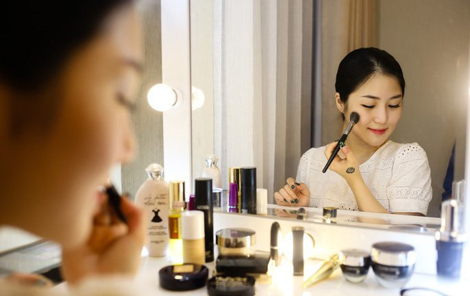 Bàn trang điểm nằm ngay cạnh giường ngủ và là góc yêu thích nhất của Hương Tràm.