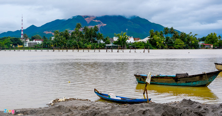 Khu vực núi Chín Khúc ở phía Tây Nam TP Nha Trang, nơi có nhiều nhà đầu tư san ủi làm làng biệt thự, khu đô thị... Theo Sở Xây dựng Khánh Hòa, TP Nha Trang hiện có 7 dự án đang thi công trên núi, đồi; đó là chưa kể các dự án mới thỏa thuận với chủ đầu tư, mới có quy hoạch, chưa thi công.