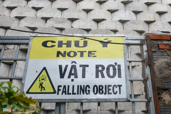 Chủ đầu tư đặt biển cảnh báo: "Chú ý vật rơi" sát bên nhà dân ở xã Vĩnh Ngọc. Hiện Sở Xây dựng Khánh Hòa đã đình chỉ dự án này do thi công sai thiết kế gây mất an toàn, đồng thời yêu cầu chủ đầu tư hỗ trợ sơ tán khẩn cấp 18 hộ dân tránh nguy hiểm.