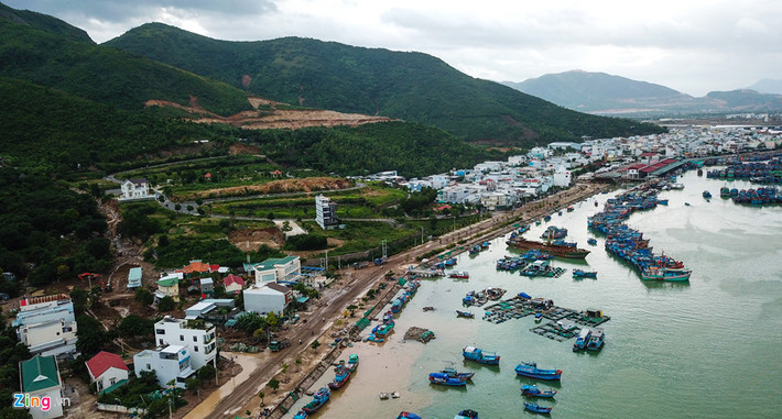 Dự án khu biệt thự Haborizon Nha Trang được quy hoạch đồng bộ trên khu đồi Hòn Rớ, nằm trên trục đường Tôn Đức Thắng - liền kề đại lộ Nguyễn Tất Thành của TP Nha Trang. Dự án có tổng vốn đầu tư giai đoạn 1 là 750 tỷ đồng.