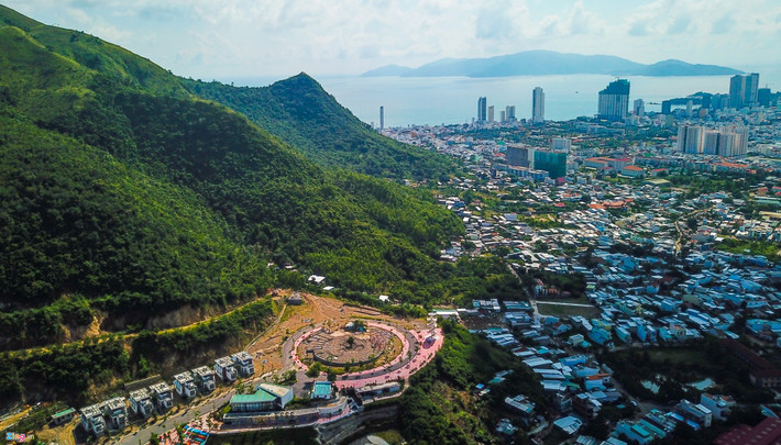 Khu nhà ở cao cấp Hoàng Phú Nha Trang xây dựng trên núi Cô Tiên (phường Vĩnh Hòa), nơi xảy ra sự cố vỡ hồ bơi làm chết 4 người và sập 10 căn nhà trong ngày 18/11/2018.