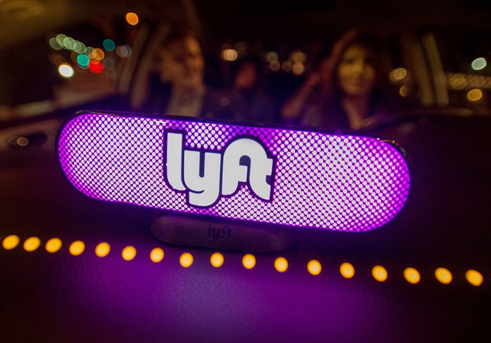Lyft là đối thủ lớn nhất của startup gọi xe Uber tại Bắc Mỹ. Trong khi Uber dự kiến thực hiện thương vụ IPO vào năm 2019, Lyft có thể sẽ niêm yết cổ phiếu trong năm nay nhằm tranh thủ lợi thế đi trước để huy động vốn mở rộng địa bàn và tiếp tục cạnh tranh tại các thành phố hiện tại - Ảnh: LATimes.