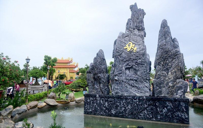 Hòn đá "Phụ Tử" được đặt ngay ngắn ở sân trước. Mặt trước có khắc chữ "Tâm", mặt sau là chữ "Đạo".