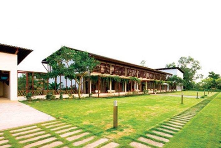 2. Nhà vườn của ca sĩ Mỹ Linh Năm 2009, vợ chồng nữ ca sĩ Mỹ Linh – nhạc sĩ Anh Quân chuyển về sống ở căn biệt thự vườn tại Sóc Sơn, Hà Nội. Vợ chồng cô đã mua mảnh đất rộng gần 1,3 hecta này từ năm 2001 nhưng đến năm 2008 mới khởi công xây dựng.
