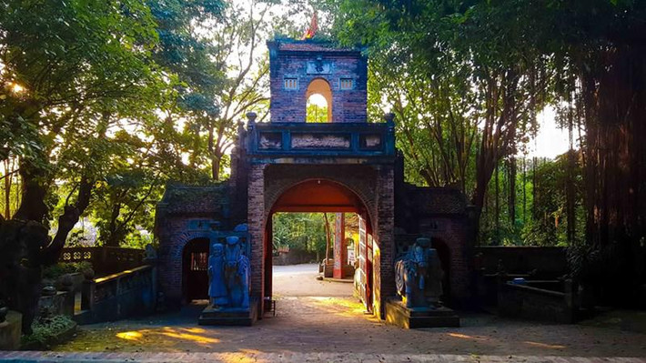 Những văn hóa Việt đã được tái dựng lại qua gạch ngói đỏ, góc tường rêu xanh hay những hàng cây cổ thụ uy nghiêm.