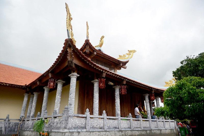 Và với vi phạm này, theo quy định, công trình xây dựng của Hoài Linh cũng bị tạm đình chỉ thi công. Danh hài Hoài Linh phải bổ sung các thủ tục pháp lý liên quan như chuyển mục đích sử dụng đất và xin giấy phép xây dựng.