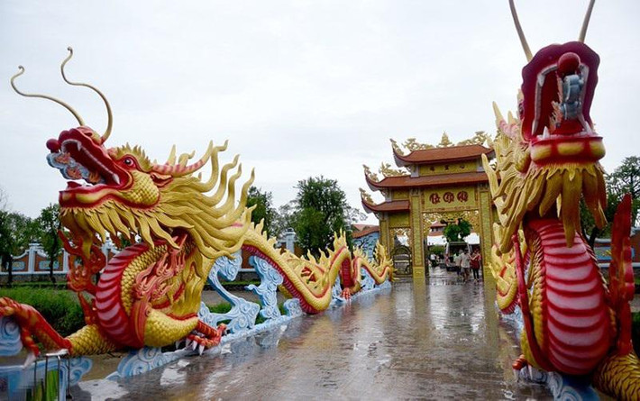 Theo xác nhận của lãnh đạo UBND quận 9, phần vi phạm xây dựng (không phép) trong công trình nhà thờ tổ của nghệ sĩ Hoài Linh vào khoảng 500m2 và bị xử phạt hành chính số tiền 6,2 triệu đồng.