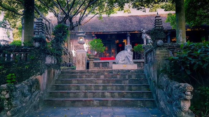 Bảo tháp Thiên Hương, cao 9m, được xây dựng trong 9 ngày. Ngọn tháp làm bằng đất nung, lấy cảm hứng từ thời Lý, Trần kết hợp với đường nét dân gian, đậm tinh thần văn hoá tâm linh.