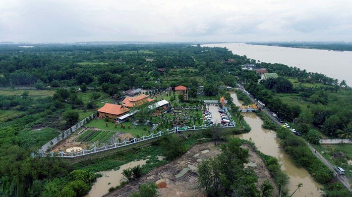1. Nhà thờ Tổ của Hoài Linh Nằm trong khuôn viên 7.000m2, nhà thờ tổ của nghệ sĩ Hoài Linh được bao bọc bởi tường rào kín mít, bên trong là các khu nhà bề thế đã được xây dựng xong. Công trình này ước tính khoảng 100 tỷ đồng.