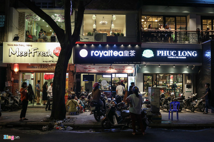 Tương tự, khu vực phố đi bộ Nguyễn Huệ và các tuyến đường lân cận như Ngô Đức Kế, Hải Triều, Hồ Tùng Mậu... các quán trà sữa từ đủ các thương hiệu trong và ngoài nước cũng xuất hiện dày đặc. Những quán này tận dụng từng mặt bằng kinh doanh và nằm san sát nhau. Cá biệt, trên đường Ngô Đức Kế, đến 3 cửa hàng trà sữa nằm liền kề nhau.