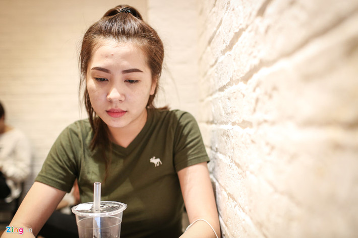 Phạm Thị Nhật Trâm, sinh viên Cao đẳng Kinh tế Đối ngoại TP.HCM cho biết mỗi tuần cô đều đi uống trà sữa một mình khoảng 5 lần. Điều làm cho Trâm yêu thích thức uống này chính là hạt trân châu và lớp topping bán kèm theo trà sữa. Trâm thường uống loại trà sữa với giá 40.000 đồng/ly.