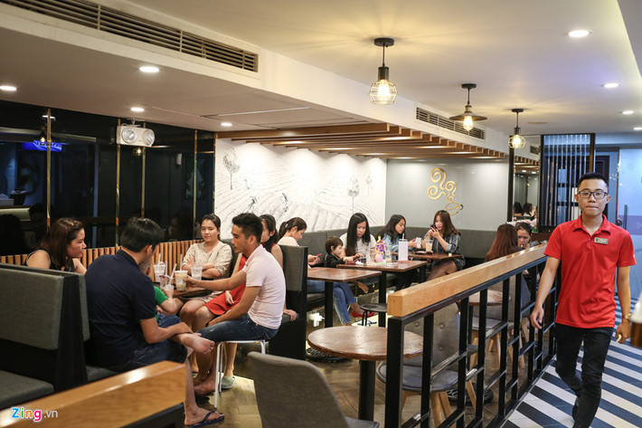 Mặc dù vậy, với lượng khách hàng rất lớn, luôn đông đúc cả ngày lẫn đêm, số tiền cho thuê kể trên có lẽ cũng không làm người quản lý chuỗi thương hiệu trà sữa này lo lắng.