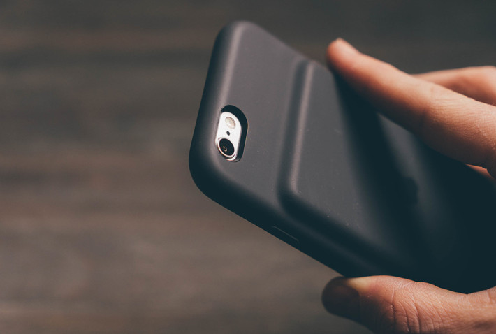 Smart Battery Case: Vừa xấu, đắt (khoảng 3 triệu), lại chỉ có dung lượng 2.000 mAh, thật khó hình dung chuyện có những người sẵn sàng chi tiền cho sản phẩm này.