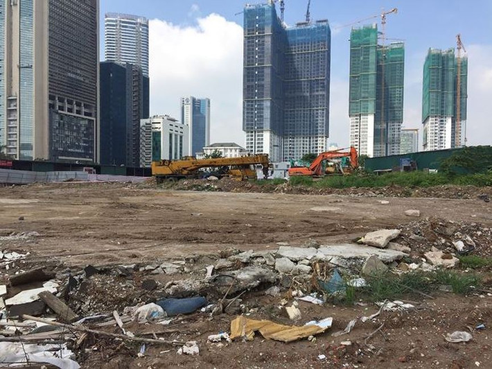 Nhiều hạng mục dở dang, thậm chí chưa thực hiện. Trong khuôn viên của dự án gần 1 nghìn tỷ đồng này, nhiều xưởng sửa chữa xe kiên cố vẫn án ngữ. Bên cạnh đó, hàng loạt gara ôtô, sân bóng mini mọc lên kinh doanh ngay trong khuôn viên dự án.