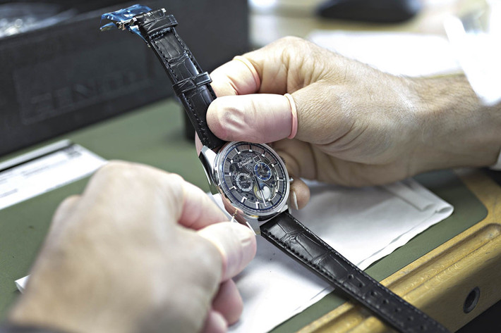 Một nhân viên thực hiện thao tác điều chỉnh cuối cùng cho đồng hồ đeo tay Zenith El Primero.