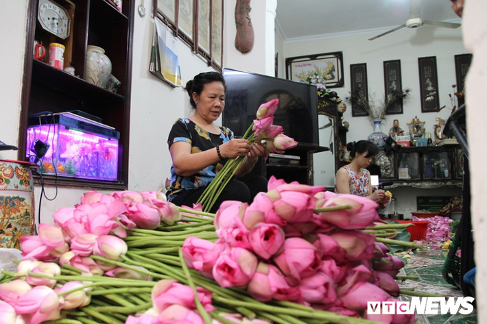 Theo bà Ngô Thị Thân (Tô Ngọc Vân, Tây Hồ), để có chè sen ngon thì chè dùng để ướp cùng có giá tiền triệu, thường thì người ta sử dụng chè Thái Nguyên.