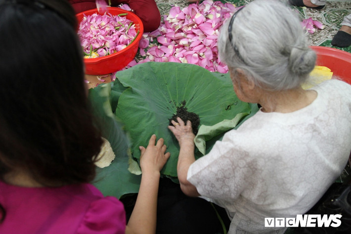 Làm chè sen không chỉ cầu kỳ trong cách ướp ủ, mà với những người Quảng An họ còn có cả những thứ phải kiêng kỵ. Theo bà Thân, những người phụ nữ tới tháng sẽ không được tiếp xúc với sen, hay trong nhà có người chết thì toàn bộ số chè sen đều phải chuyển tới nơi khác. Rất khó lý giải vì sao, nhưng bà Thân cho hay, chè sen sẽ mất đi hương vị của nó nếu gặp phải hai điều vừa kể. "Đã có không ít lần chúng tôi phải đổ đi vì chè ướp không được như mong muốn", bà Thân nói.