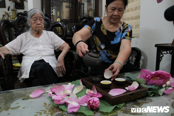Ngoài ra, để có được một ấm chè sen đúng điệu phải dùng ấm sứ hoặc ấm tử sa (loại ấm pha trà làm bằng đất nung ở nhiệt độ cao). Đặc biệt, không nên tráng trà vì sẽ làm giảm đi hương vị của sen.