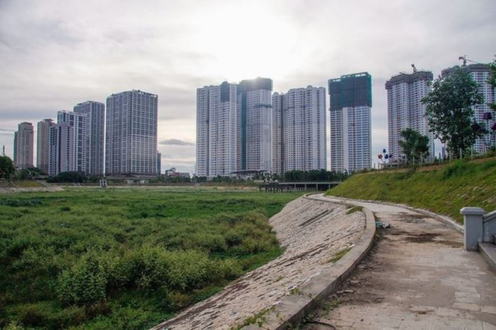 Dự án công viên hồ điều hoà Nhân Chính do UBND quận Thanh Xuân làm chủ đầu tư, có tổng vốn gần 300 tỷ đồng với nguồn đầu tư từ ngân sách. Bủa vây xung quanh công viên là hàng loạt công trình cao ốc, tòa chung cư dày đặc. Những chủ đầu tư này khi bán nhà đều lấy công viên điều hòa Nhân Chính làm điểm nhấn để quảng cáo tính lộ thế của dự án nằm gần công viên. Thế nhưng chủ đầu tư dự án này vẫn thất hứa không biết ngày nào công viên mới được đưa vào sử dụng.