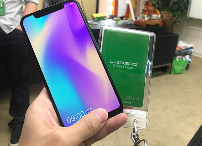 Về cấu hình chi tiết, bản sao của iPhone X sẽ sở hữu màn hình HDR 5.5 inch hỗ trợ tỷ lệ khung hình 19.5:9, RAM 4GB cùng bộ nhớ trong 32GB, camera kép 13 MP, viên pin có dung lượng 3.300mAh. Tuy nhiên, bộ vi xử lý lõi tám nhân mà chiếc smartphone này được trang bị hiện vẫn còn là một ẩn số.