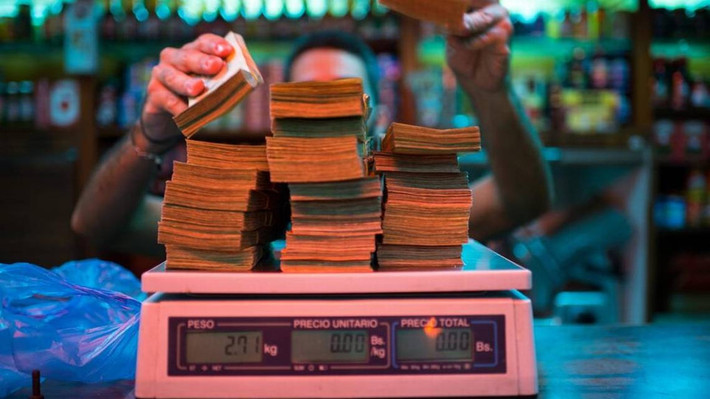Mỗi giao dịch cần tới số lượng tiền lớn tới mức nhiều nơi thậm chí cân tiền thay vì đếm để đỡ mất thời gian. Ảnh: Bloomberg.
