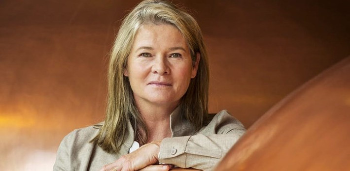 8. Charlene de Carvalho-Heineken. Đây là nhân vật có lẽ được biết đến nhiều nhất bởi cánh mày râu. Charlene de Carvalho-Heineken sở hữu 25% của công ty sản xuất bia lớn thứ hai thế giới, Heineken International và làm Giám đốc Điều hành của công ty với tài sản 15,6 tỷ USD.