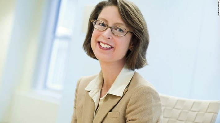 10. Abigail Johnson. Abigail Johnson là Chủ tịch và Giám đốc điều hành của Fidelity Investments, một công ty được thành lập bởi ông nội của bà. Với gia đình của mình sở hữu khoảng 49% công ty, Johnson đã được đặt tên làm Chủ tịch và bà sở hữu tài sản trị giá 15,1 tỷ USD.