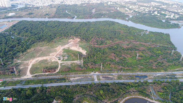 Năm 2017, Công ty CP Quốc Cường Gia Lai (QCG) và Công ty TNHH Một thành viên Đầu tư và Xây dựng Tân Thuận (Tân Thuận - doanh nghiệp 100% vốn của Thành ủy TP.HCM) có 2 giao dịch mua bán chuyển nhượng quyền sử dụng đất dự án lớn ở khu vực huyện Nhà Bè và quận 7, TP.HCM. Theo phụ lục 2 của hợp đồng, lô đất 32,5 ha tại xã Phước Kiển, huyện Nhà Bè nằm bên đường Nguyễn Hữu Thọ được bán cho QCG với giá 419 tỷ đồng, tương đương 1,29 triệu đồng/m2.