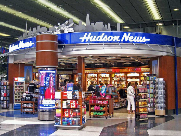 Hudson Group hiện có gần 1.000 điểm bán hàng tiện lợi (đồ uống, sách, đồ ăn vặt) cho du khách với doanh thu hàng năm khoảng 1,3 tỷ USD. Đây là một trong những nhà bán lẻ du lịch lớn nhất tại Bắc Mỹ. Công ty này dự kiến lên sàn chứng khoán trong năm nay - Ảnh: Hudson Group.
