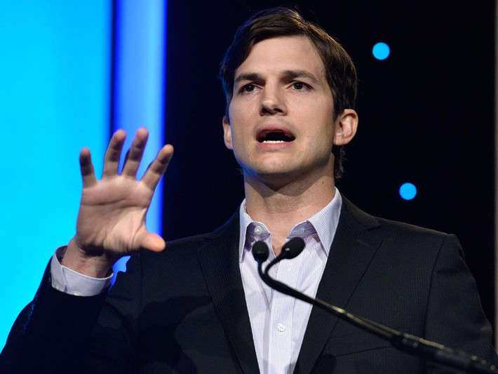 Ashton Kutcher và Katy Perry là một trong số những người được cho là đã mua vé du hành ngoài không gian trên tàu vũ trụ Virgin Galactic của Richard Branson. Kutcher đã đặt trước tiền cọc là 20.0000 đôla cho chiếc vé trị giá 200.000 đôla của anh ấy vào năm 2012.