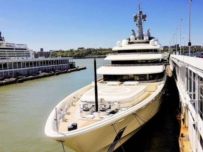 Ông trùm giải trí David Geffen sở hữu một siêu du thuyền trị giá 590 triệu đô la được gọi là Rising Sun, bao gồm một sân bóng rổ và chỗ ở cho 18 khách qua đêm. Vào tháng 4 năm 2017, Geffen đã tiếp đón gia đình Obama trên du thuyền của mình.