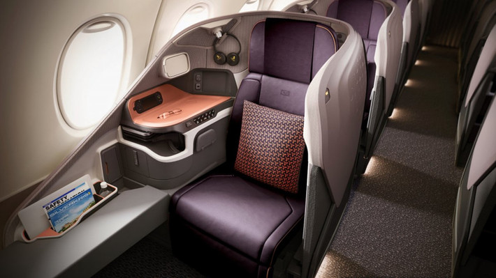 3. Singapore Airways Dịch vụ hạng thương gia gần như được coi là "huyền thoại" của hãng hàng không Singapore Airways. Hành khách bay hạng này được nằm ngủ trên chiếc giường dài gần 2 m, giải trí trên màn hình HD 18-inch, phục vụ bữa ăn xa xỉ cùng những dịch vụ khó quên. Tháng 11 vừa qua, hãng này cho ra mắt ghế ngồi hạng thương gia mới trên các máy bay Airbus A380 của mình. Điểm nổi bật của loạt ghế ngồi này là được bao quanh bởi lớp khung carbon bắt mắt và bọc da Poltrona Frau – thương hiệu nội thất da đẳng cấp quốc tế với hơn 100 năm tuổi.