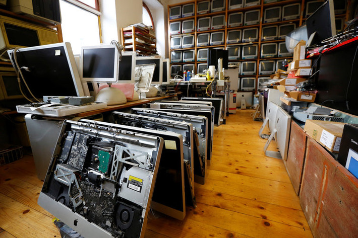 Một phần màn hình iMac đặt trên sàn nhà. Do số lượng thiết bị quá nhiều, Borsky buộc phải chuyển phần lớn ra nhà kho ở ngoại thành.