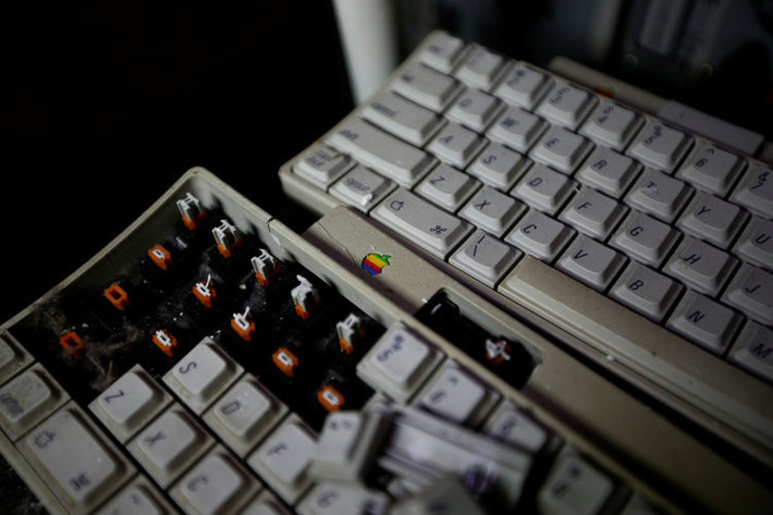 Đây là bàn phím của Macintosh với logo cũ nhiều màu của Apple.