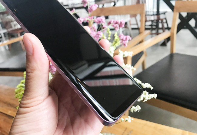 Màn hình vô cực Infinity Display tràn viền thực sự quá đẹp với cả những tín đồ công nghệ khó tính nhất.