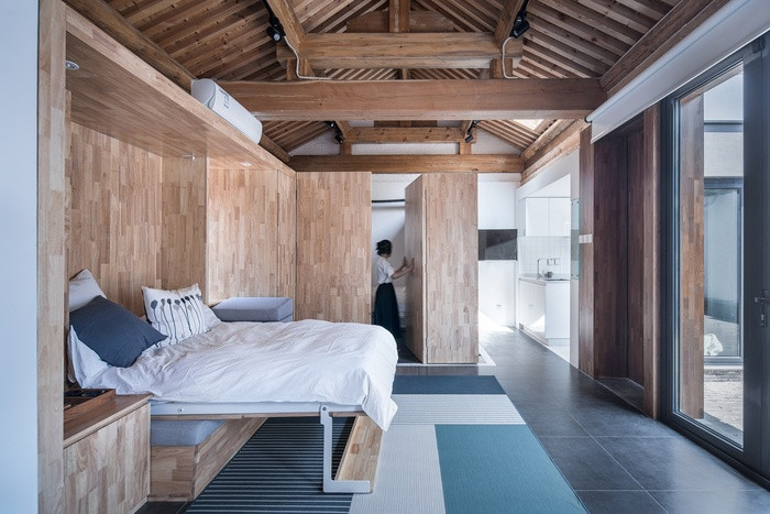 Ngôi nhà 30m2 này là sự kết hợp hoàn hảo giữa kiến trúc cổ điển và hiện đại. Không gian trong ngôi nhà khá rộng rãi, thoáng mát, đặc biệt trong mùa hè.