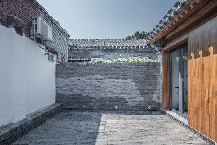 Khoảng sân rộng giúp chủ nhà có thể tập thể dục và hít thở vào mỗi sáng.