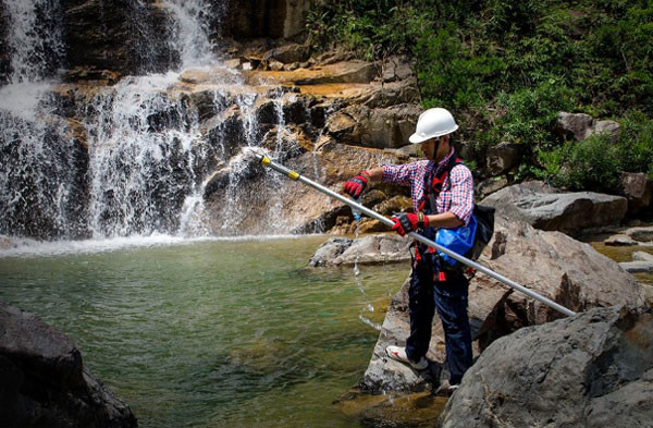 Ban quản lý Khu du lịch Bà Nà Núi Chúa rất quan tâm đến bảo vệ thiên nhiên, gìn giữ không gian của khu rừng nguyên sinh Bà Nà. Chính vì thế, các "Tarzan" thường xuyên thực hiện nhiệm vụ để đảm bảo vệ sinh môi trường và rừng nguyên sinh được bảo hộ nguyên trạng. Những ngày sương mù, hay vào mùa đông, việc nhặt rác trở nên khó khăn hơn nhiều.