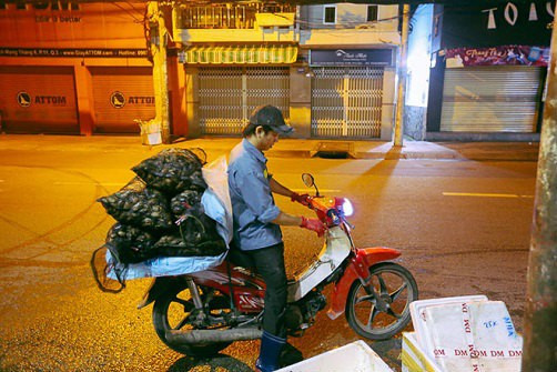 Sau khi phân loại, cua sống được cho vào túi lưới để đi giao cho khách. Nhiều đầu mối cũng tự tìm đến điểm bán cua đồng này để mua cua về bán lại ở các chợ. Một số cua sống được bỏ mối tại các nhà hàng, quán ăn trên địa bàn thành phố.