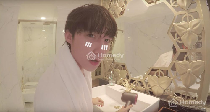 Phòng tắm sang trọng, có gương lớn được trang trí rất kiểu cách. Ảnh: Homedy.