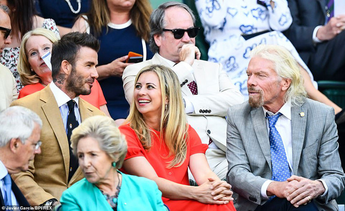 David Beckham ngồi cùng hàng ghế với Holly Branson và Richard Branson, ông trùm kinh doanh, nhà đầu tư, và nhà từ thiện người Anh, người sáng lập của Virgin Group, bao gồm hơn 400 công ty.