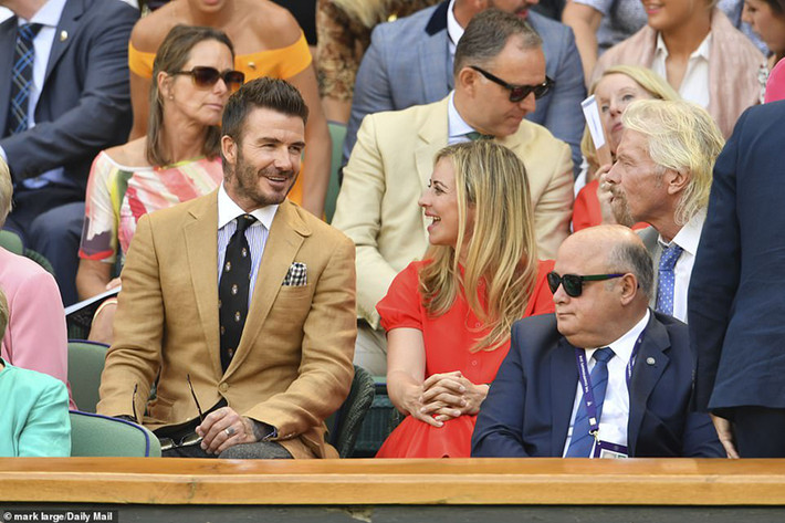 David Beckham xuất hiện diện vest bảnh bao, thu hút sự chú ý đặc biệt của các khán giả khu tổ hợp All England Club để theo dõi ngày thi đấu thứ 10 tại Wimbledon 2019.