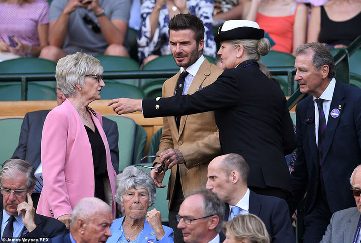 Mẹ của Beckham, bà Sandra cũng đến xem trận đấu cùng con trai.