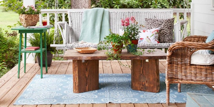 Một vài chậu cây xanh hoặc chậu hoa trong bất cứ góc nào cũng đều mang lại cảm giác tươi mới tràn đầy sức sống cho căn phòng.