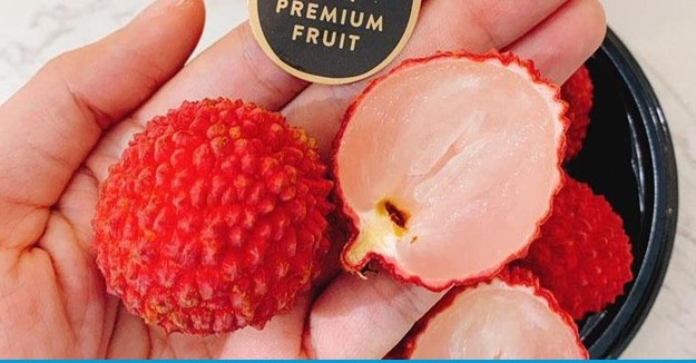 Theo Zing, vải không hạt được đóng trong các hộp 200 gram, 8-9 quả, có giá bán 800.000 đồng (tương đương 5 triệu đồng/kg). Ảnh: Zing.