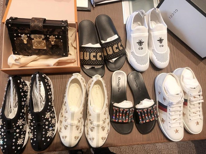 Bốn đôi sneakers, dép của Dior, hai đôi của Gucci và chiếc túi cầm tay của Louis Vuitton có tổng trị giá gần 240 triệu đồng.